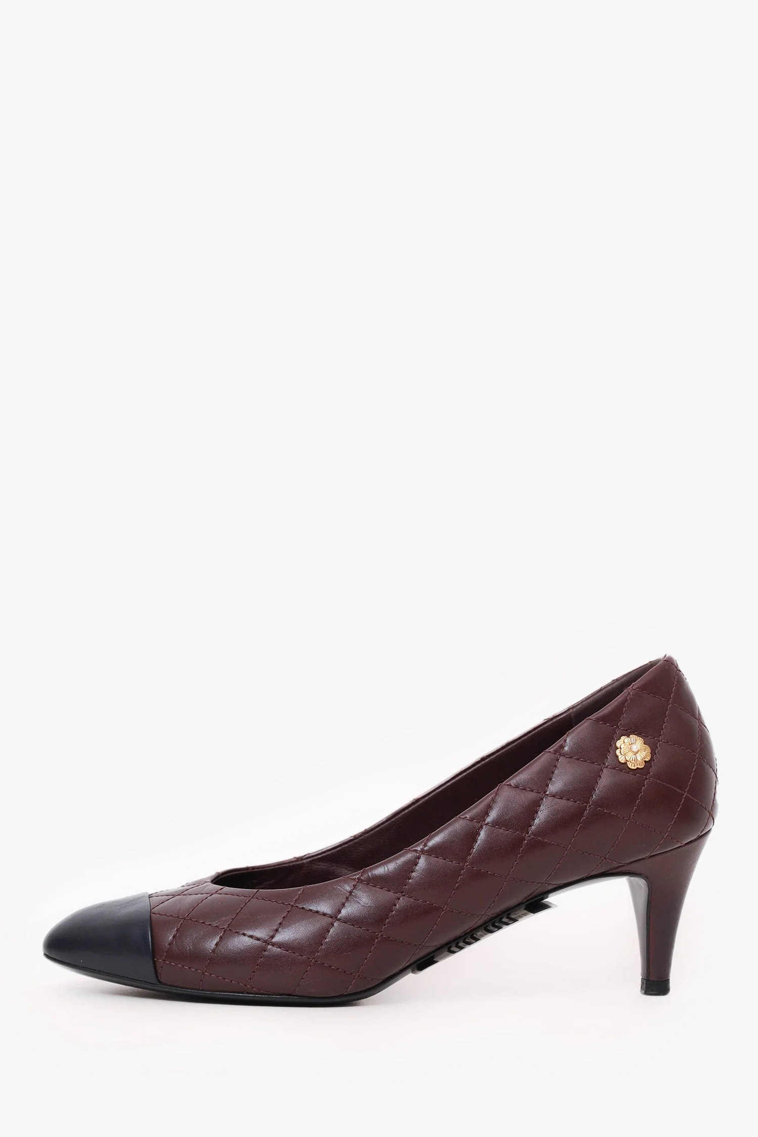 Pre-Loved Chanel™ Burgundy/Navy Blue Quilted and Leather Cap-Toe Pumps Size 36 - Image 4
