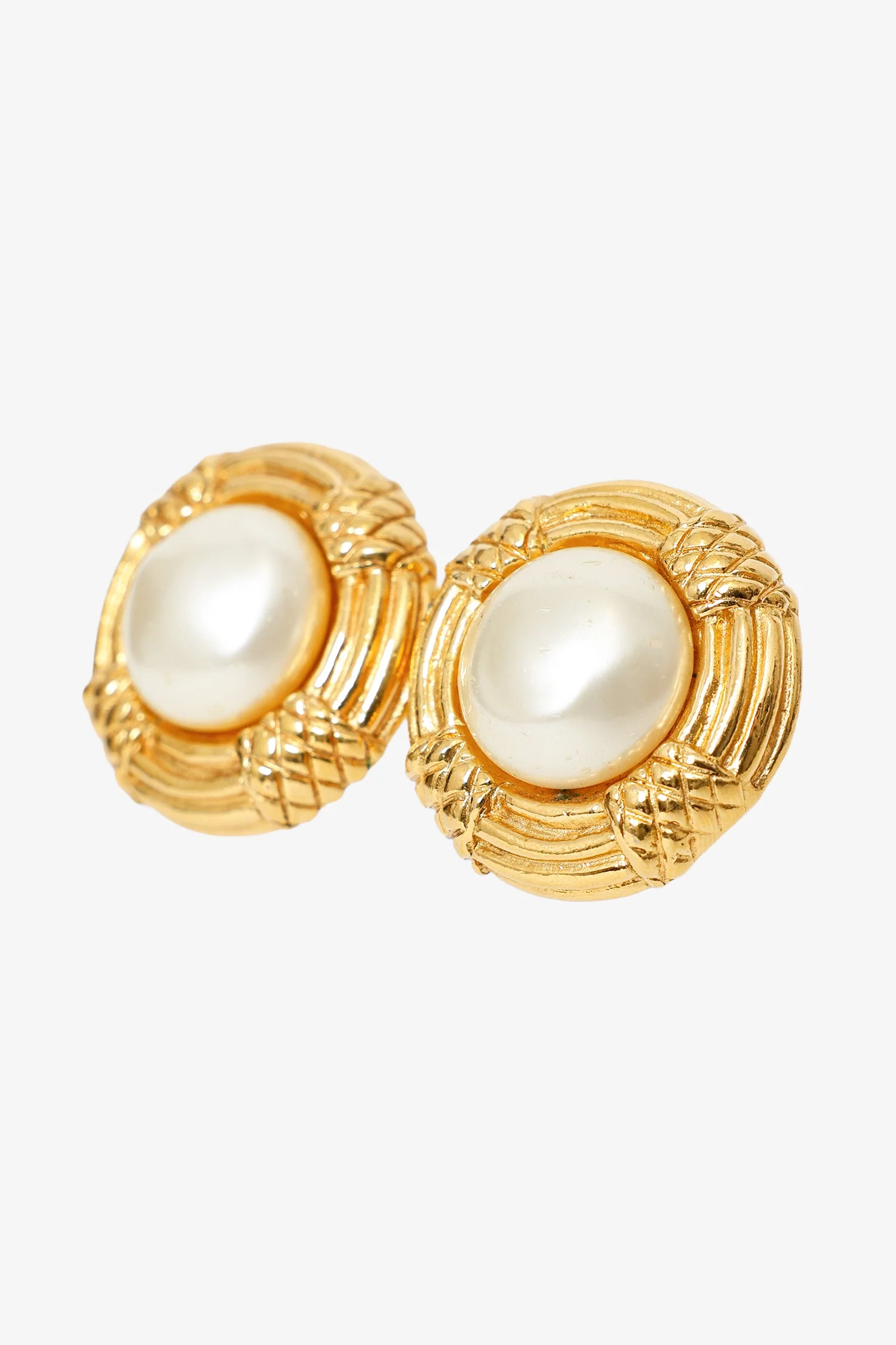 Pre-Loved Chanel™ Gold-plated Pearl Round CC Button Clip On Earrings - Image 2