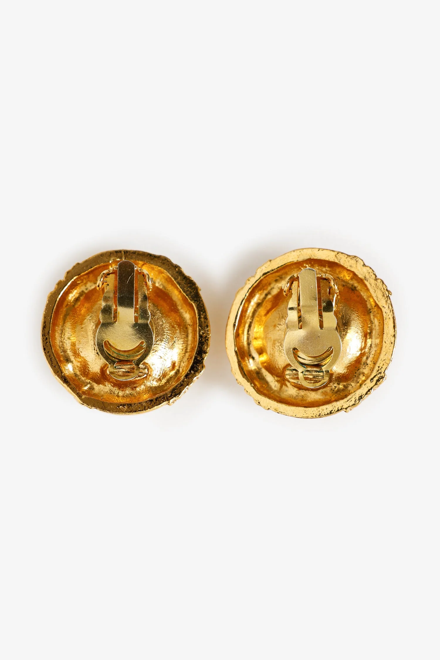 Pre-Loved Chanel™ Gold-plated Pearl Round CC Button Clip On Earrings - Image 3