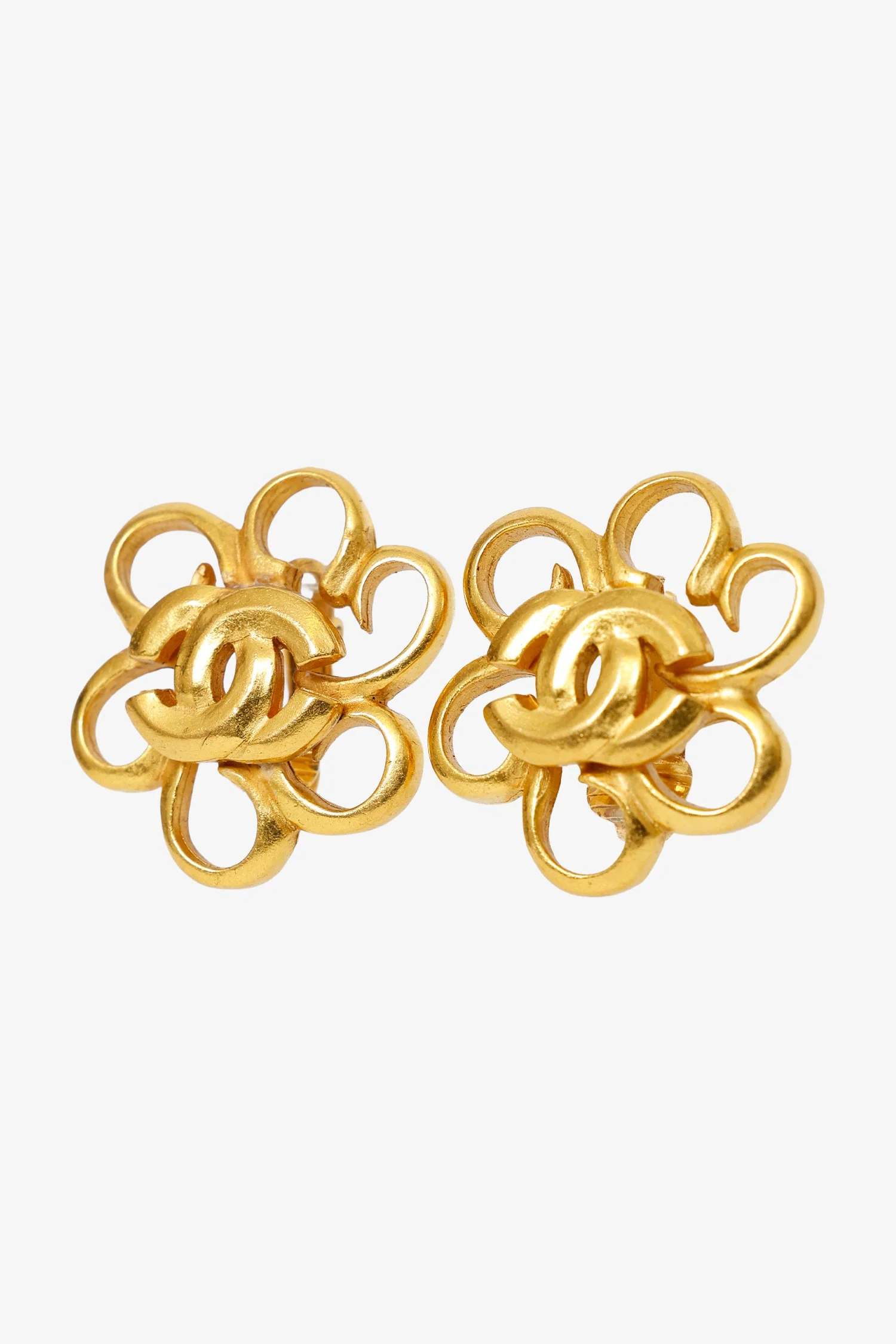 Pre-Loved Chanel™ Gold Tone CC Flower Clip-on Earrings - Image 2