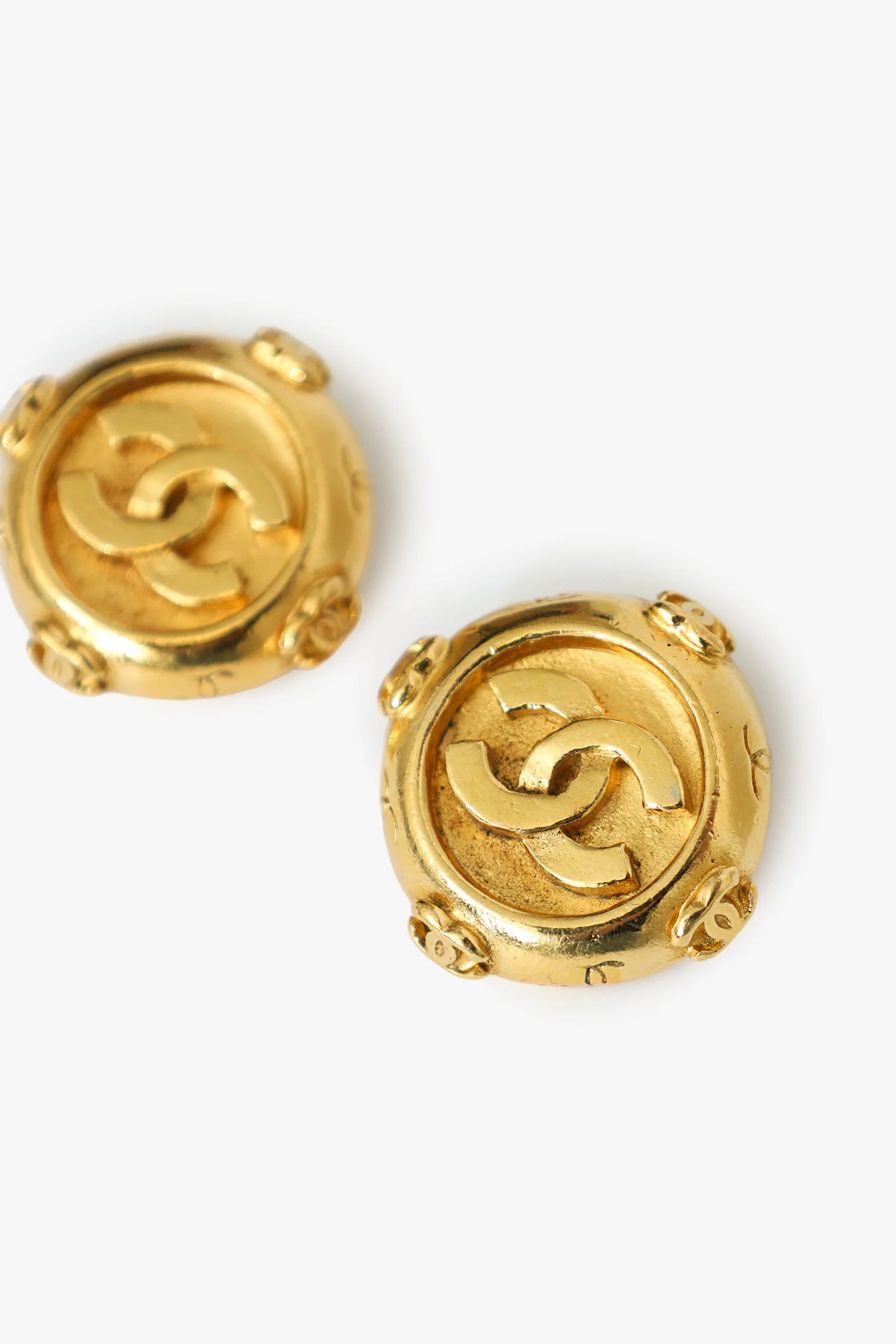 Pre-Loved Chanel™ Gold-tone CC Matelassé Clip-on Earrings - Image 2