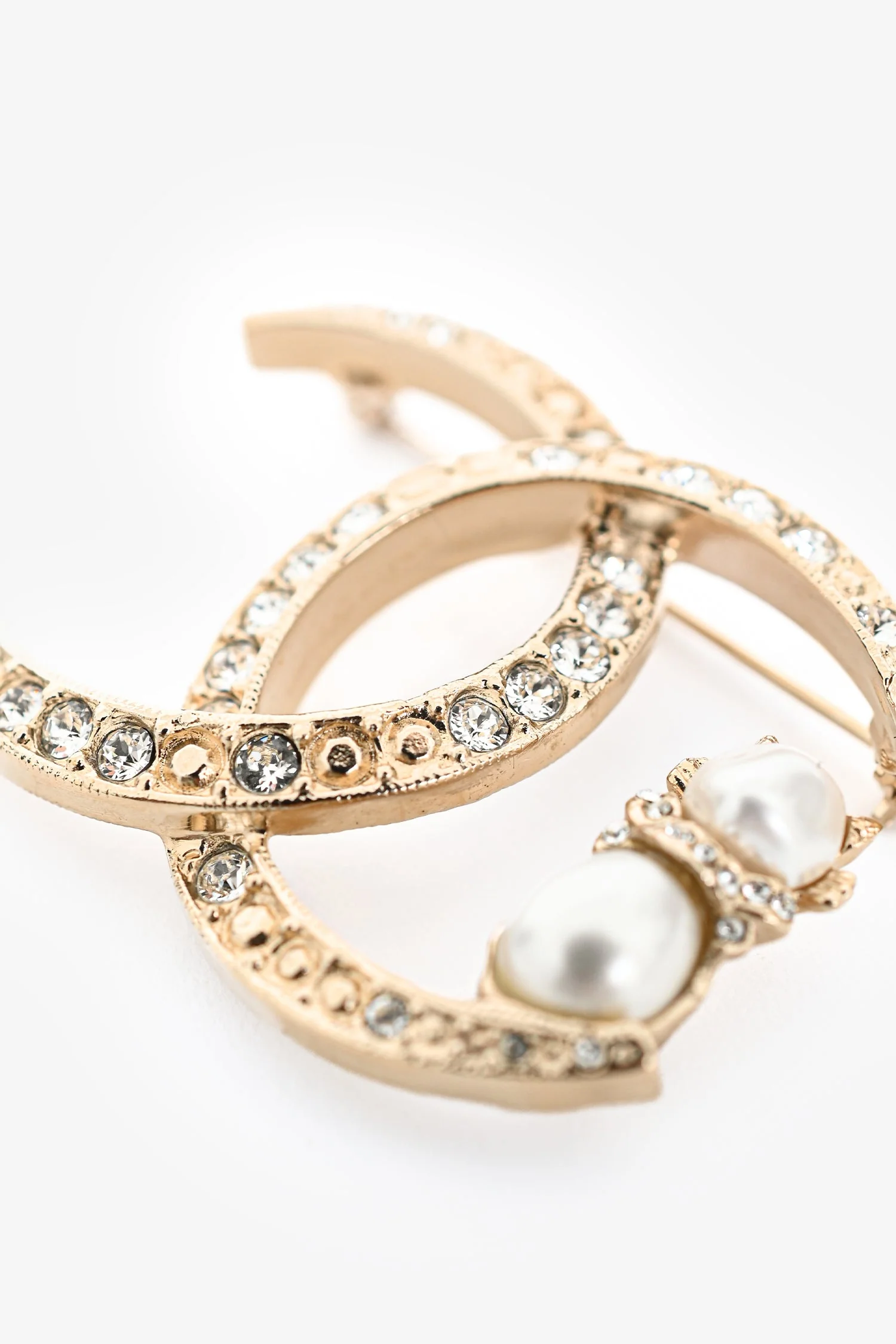 Pre-Loved Chanel™ Gold Tone Faux Crystal/Pearl CC Cat Brooch - Image 3