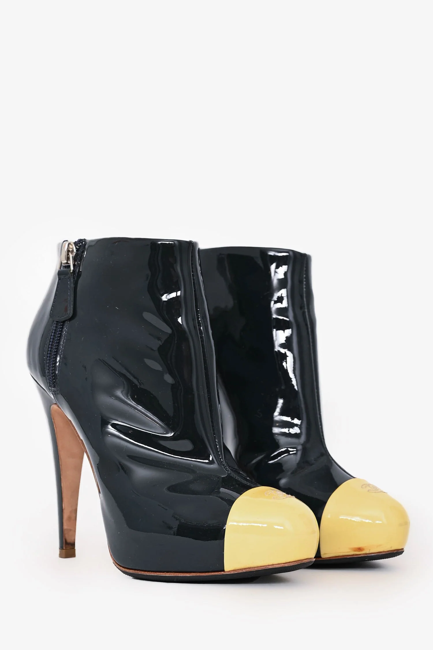 Pre-Loved Chanel™ Green/Cream Patent Leather Ankle Boots Size 37C - Image 2