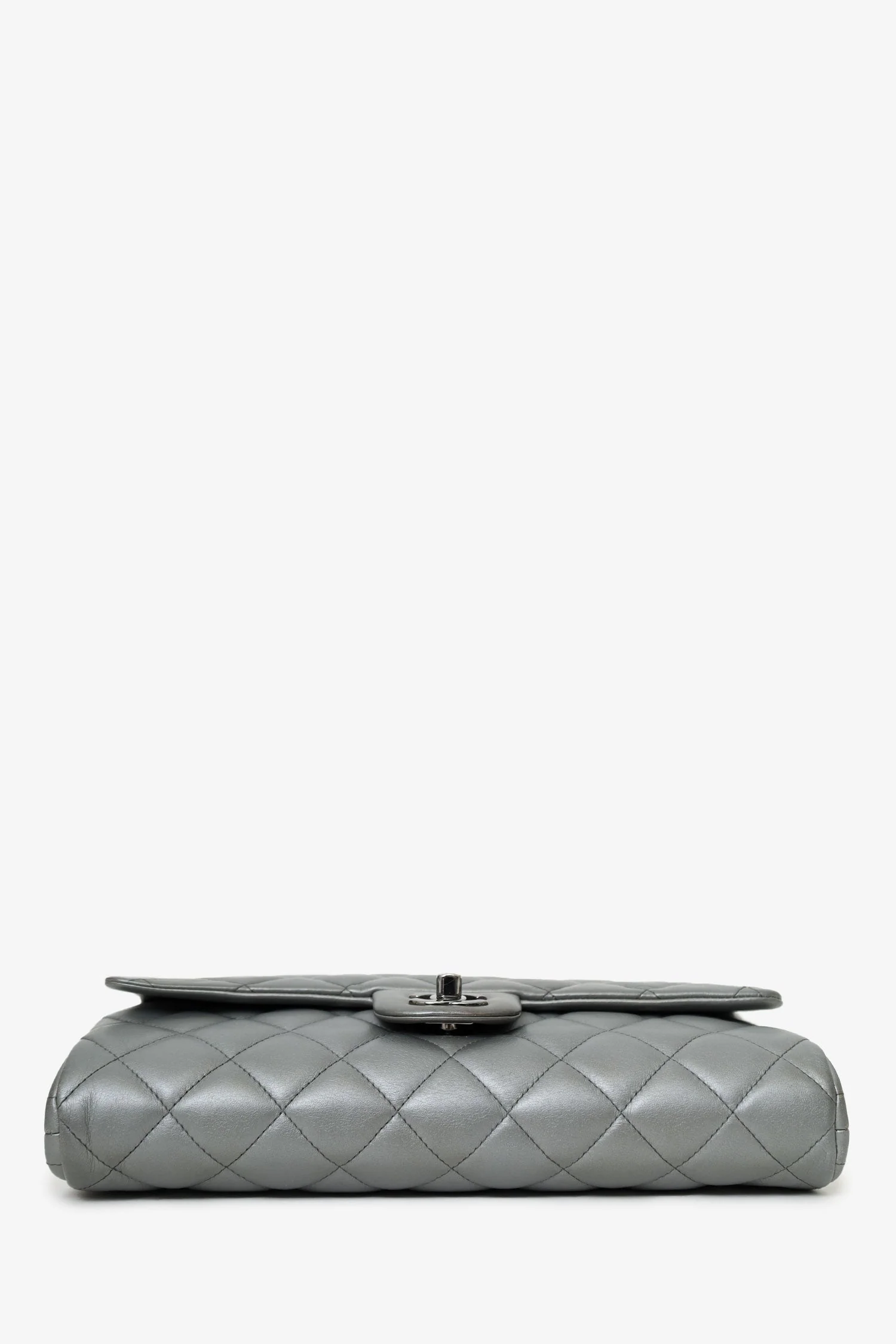 Pre-Loved Chanel™ Grey Metallic Quilted Leather New Clutch With Chain - Image 5