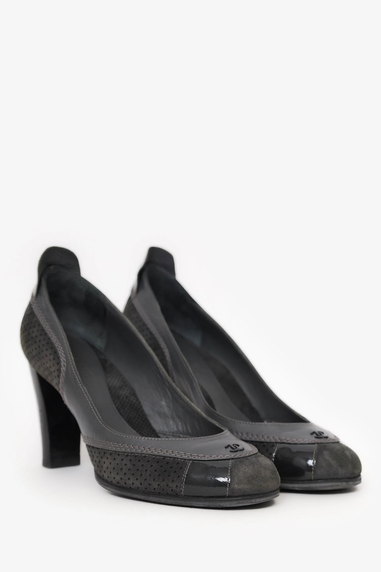 Pre-Loved Chanel™ Grey Suede/Leather Mesh CC Pumps Size 36 - Image 2