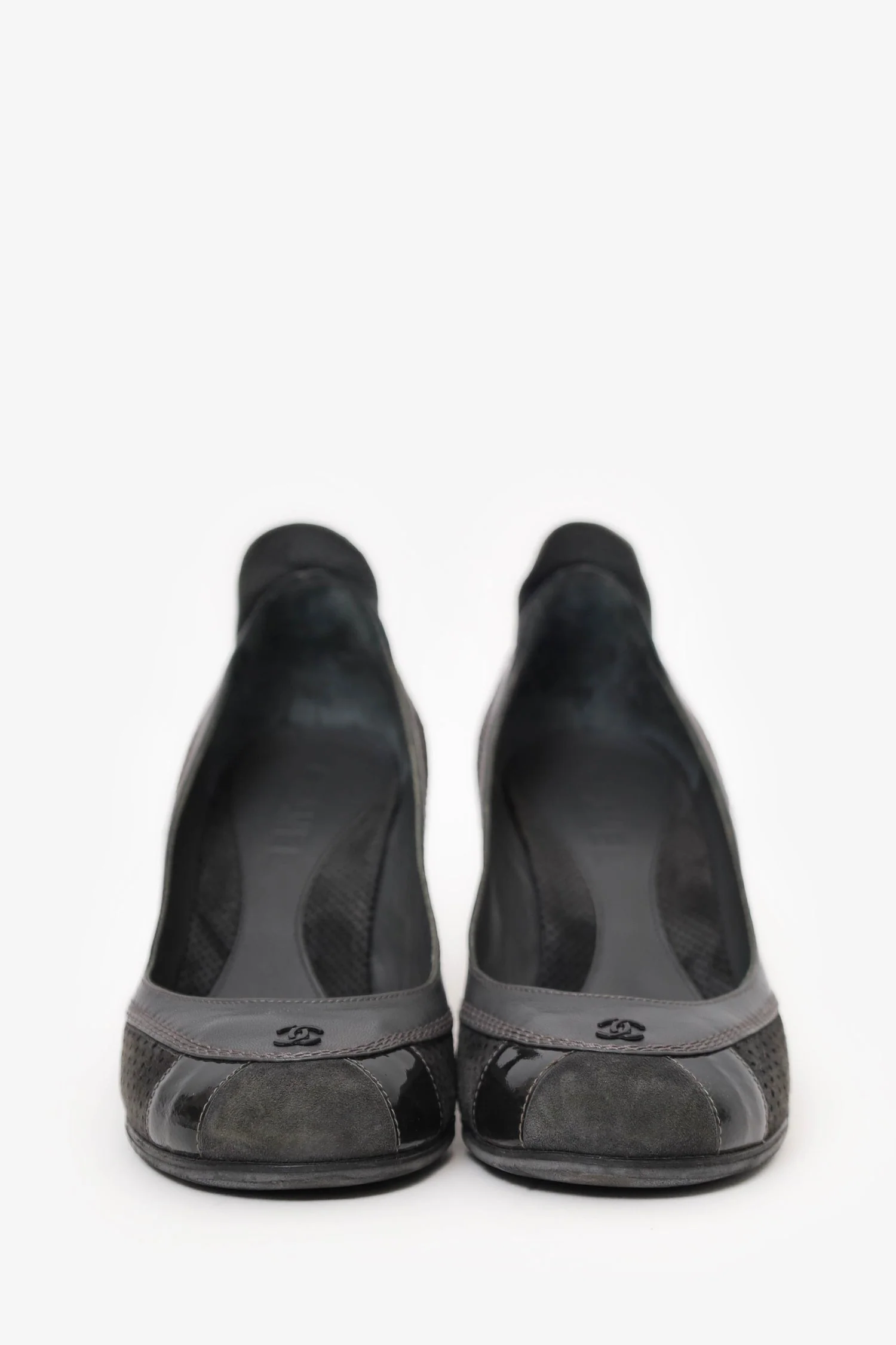 Pre-Loved Chanel™ Grey Suede/Leather Mesh CC Pumps Size 36 - Image 3