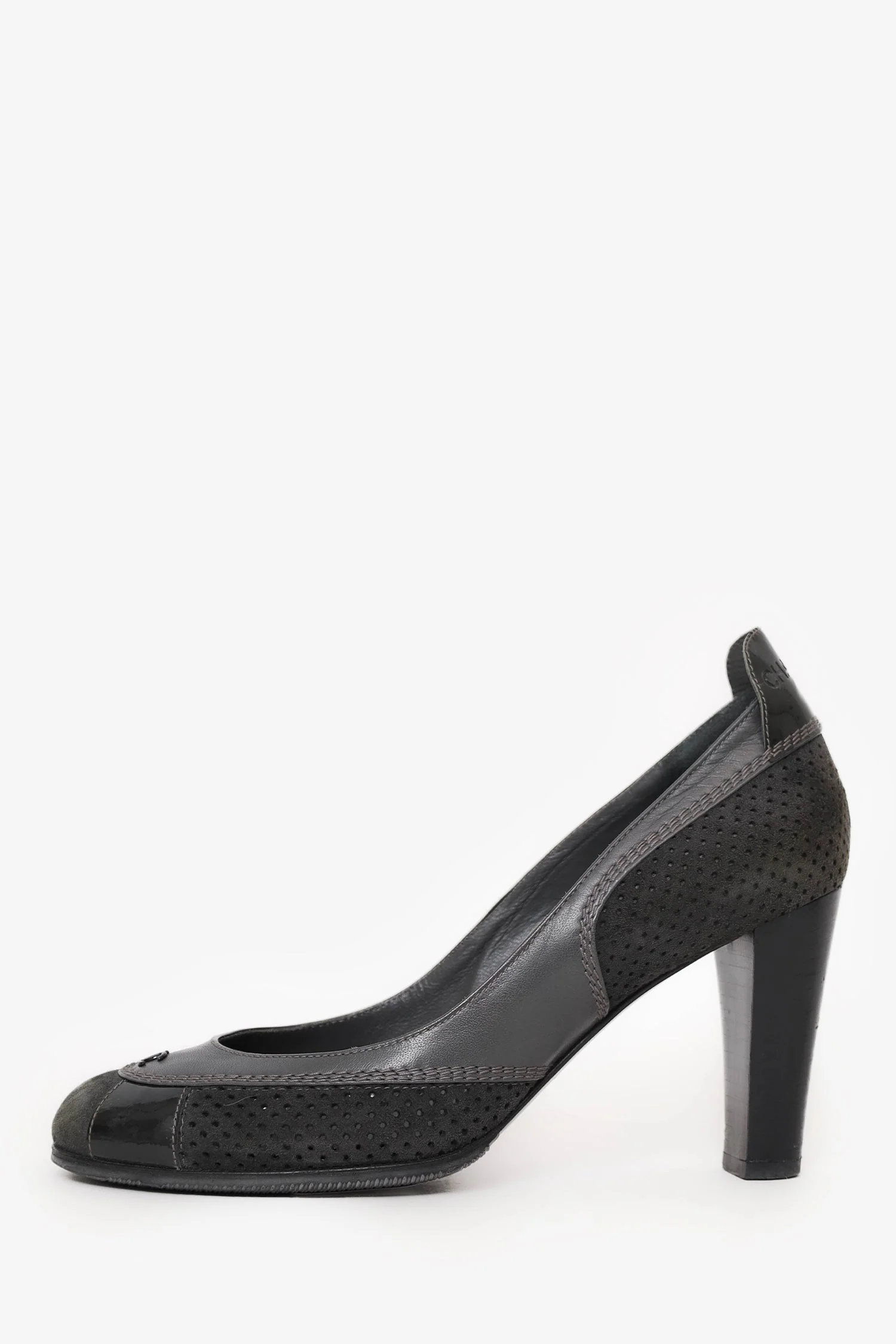 Pre-Loved Chanel™ Grey Suede/Leather Mesh CC Pumps Size 36 - Image 4