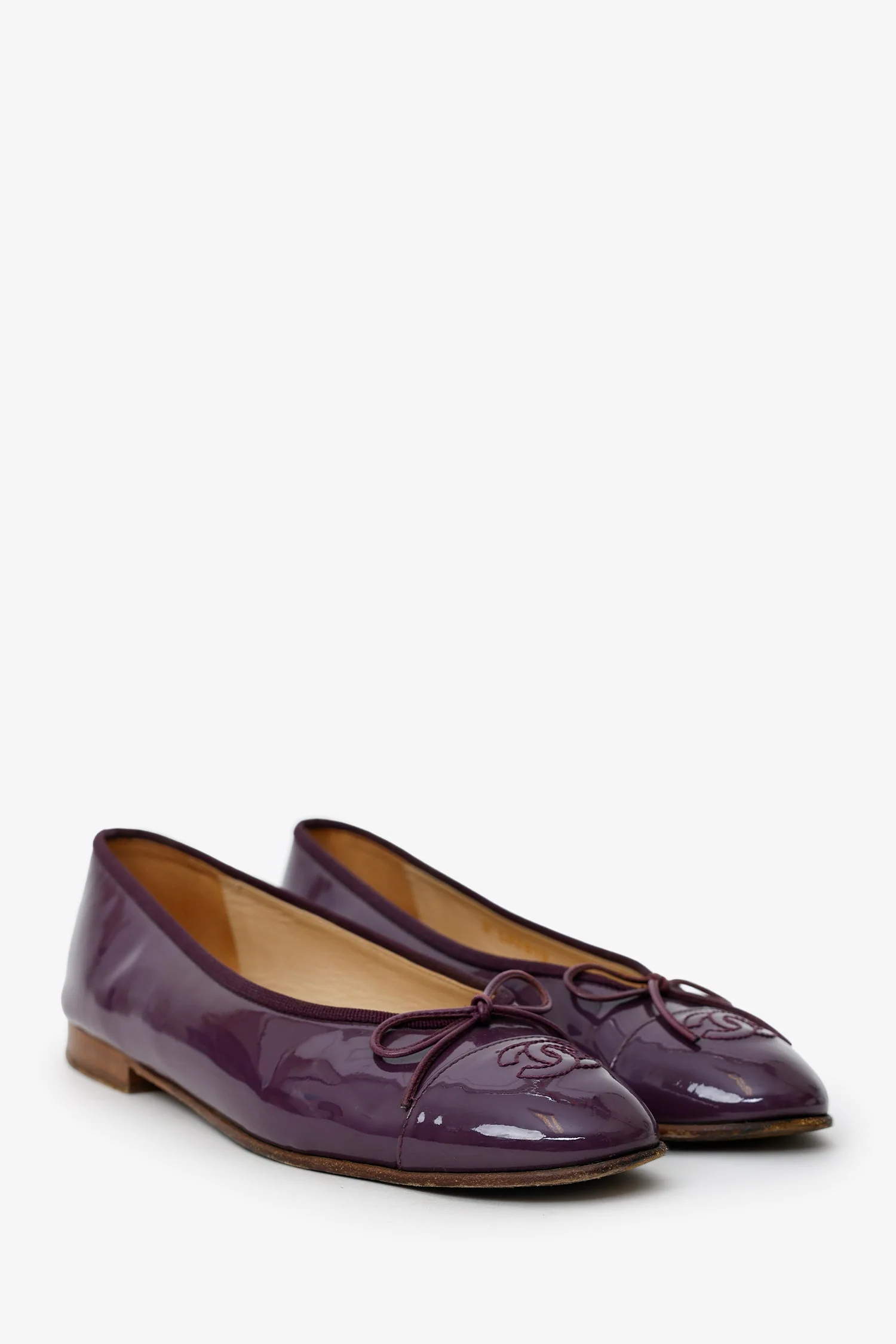 Pre-Loved Chanel™ Purple Patent Leather CC Ballet Flats Size 38 - Image 2