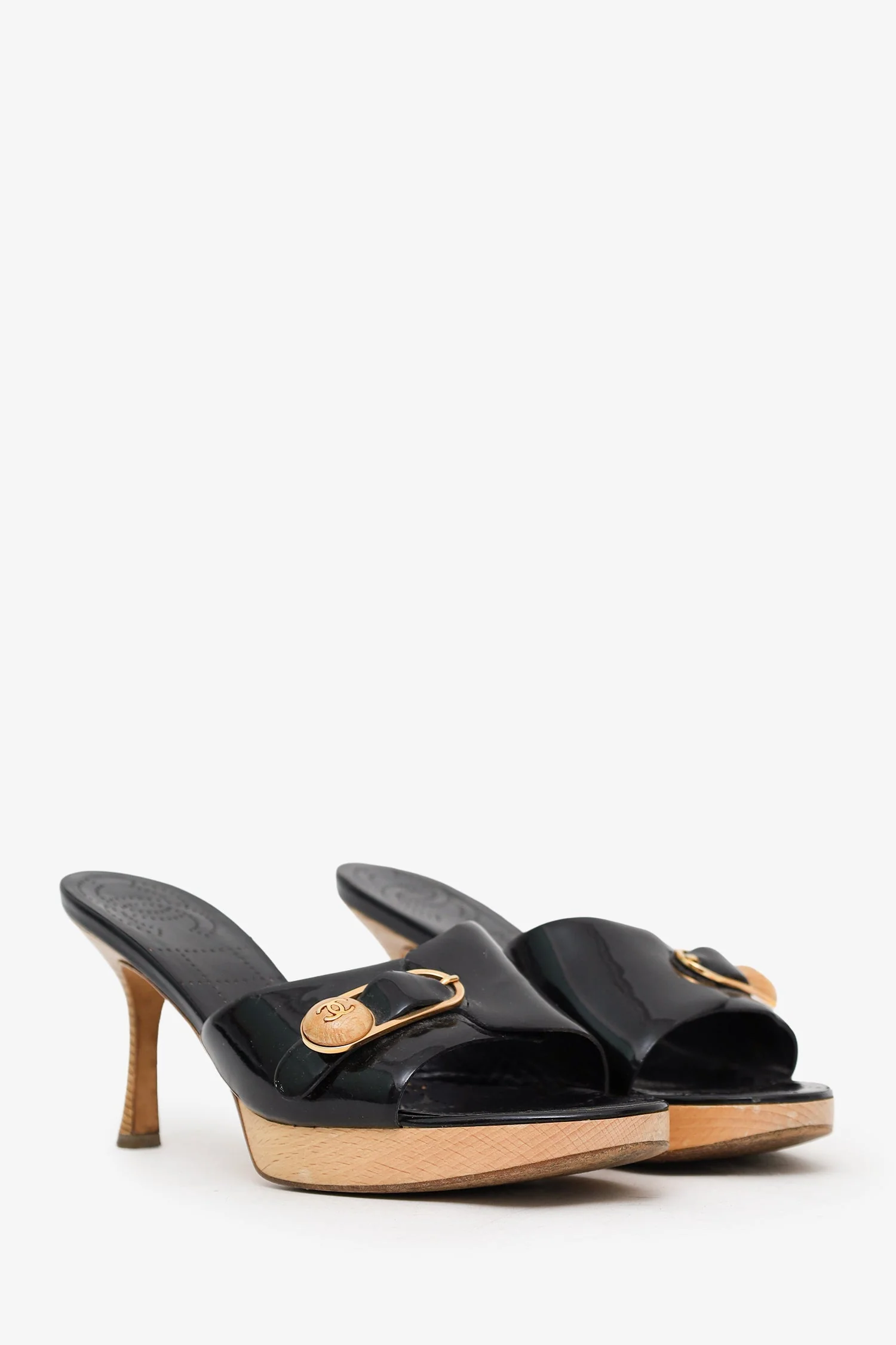 Pre-Loved Chanel™ Vintage Black Patent Leather Wood Buckle Slide Sandals Size 40.5 - Image 2