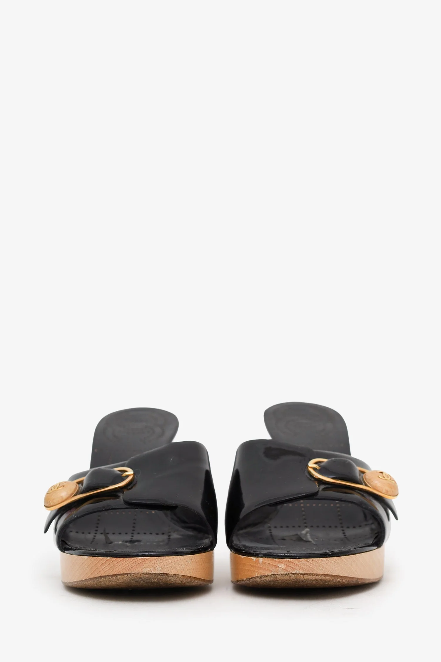 Pre-Loved Chanel™ Vintage Black Patent Leather Wood Buckle Slide Sandals Size 40.5 - Image 3