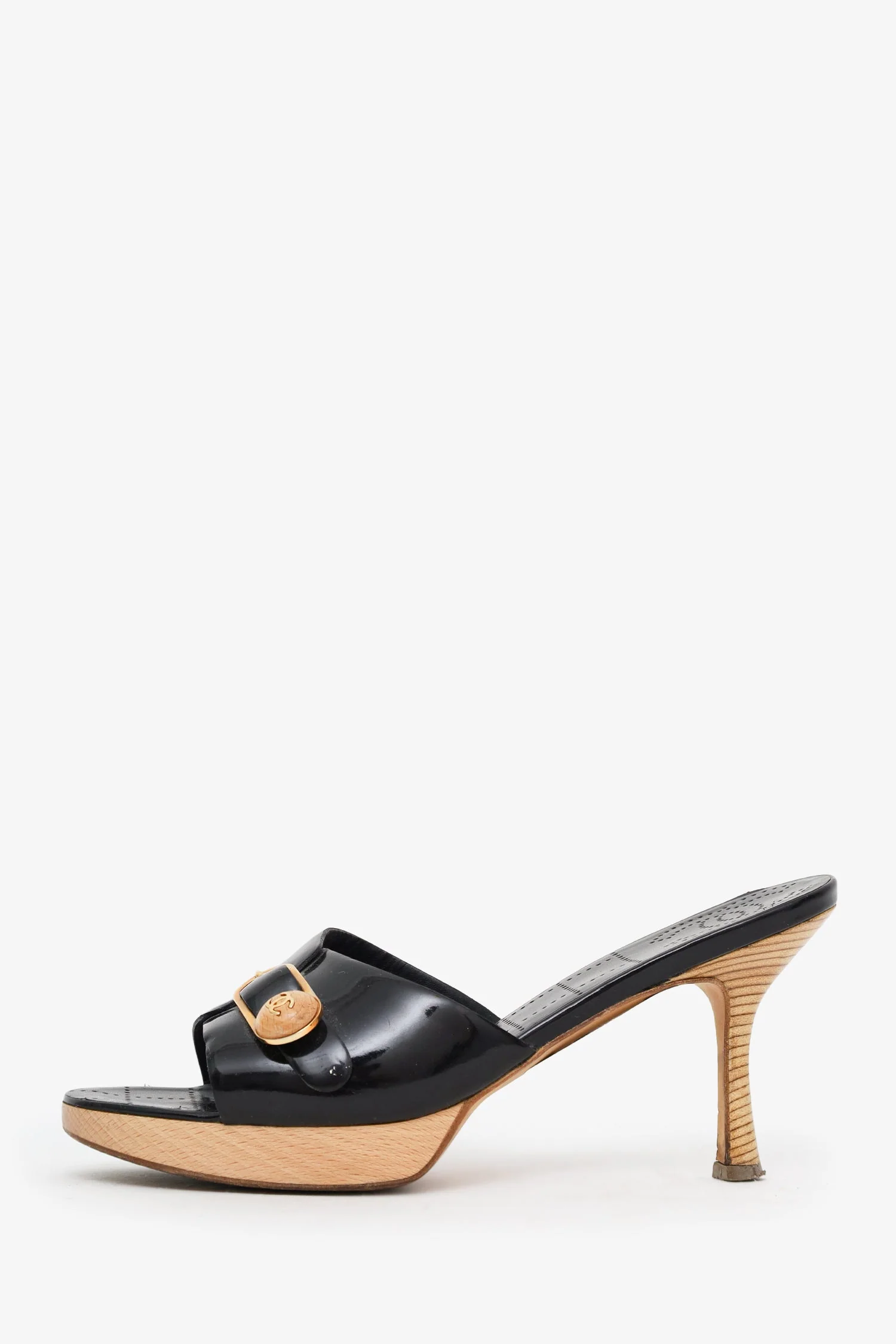 Pre-Loved Chanel™ Vintage Black Patent Leather Wood Buckle Slide Sandals Size 40.5 - Image 4