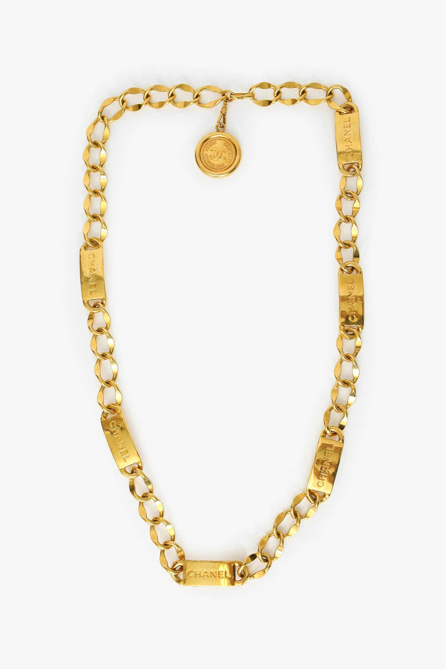Pre-Loved Chanel™ Vintage Gold-tone 31 Le Cambon Logo Nameplate Necklace - Image 2