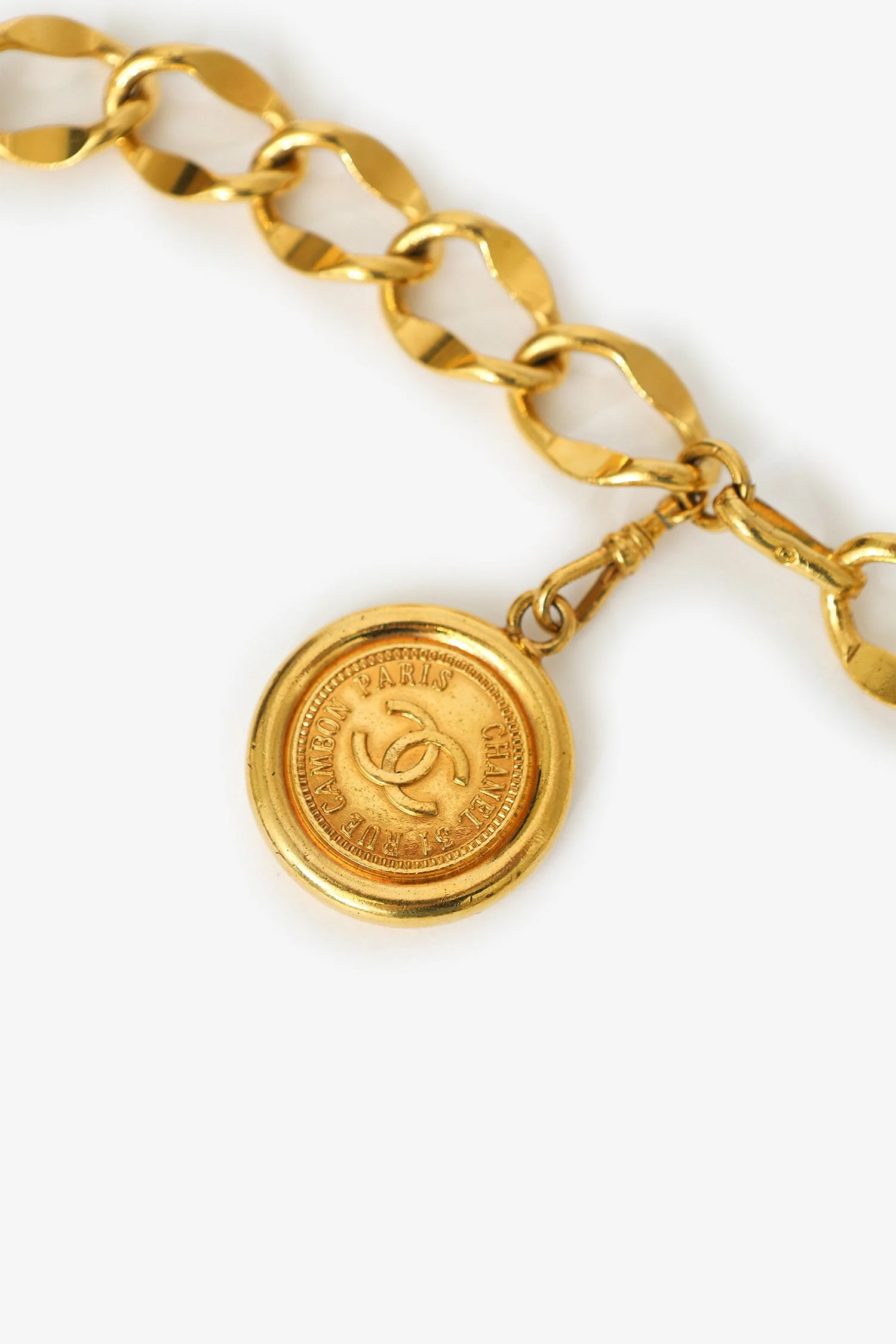 Pre-Loved Chanel™ Vintage Gold-tone 31 Le Cambon Logo Nameplate Necklace - Image 3