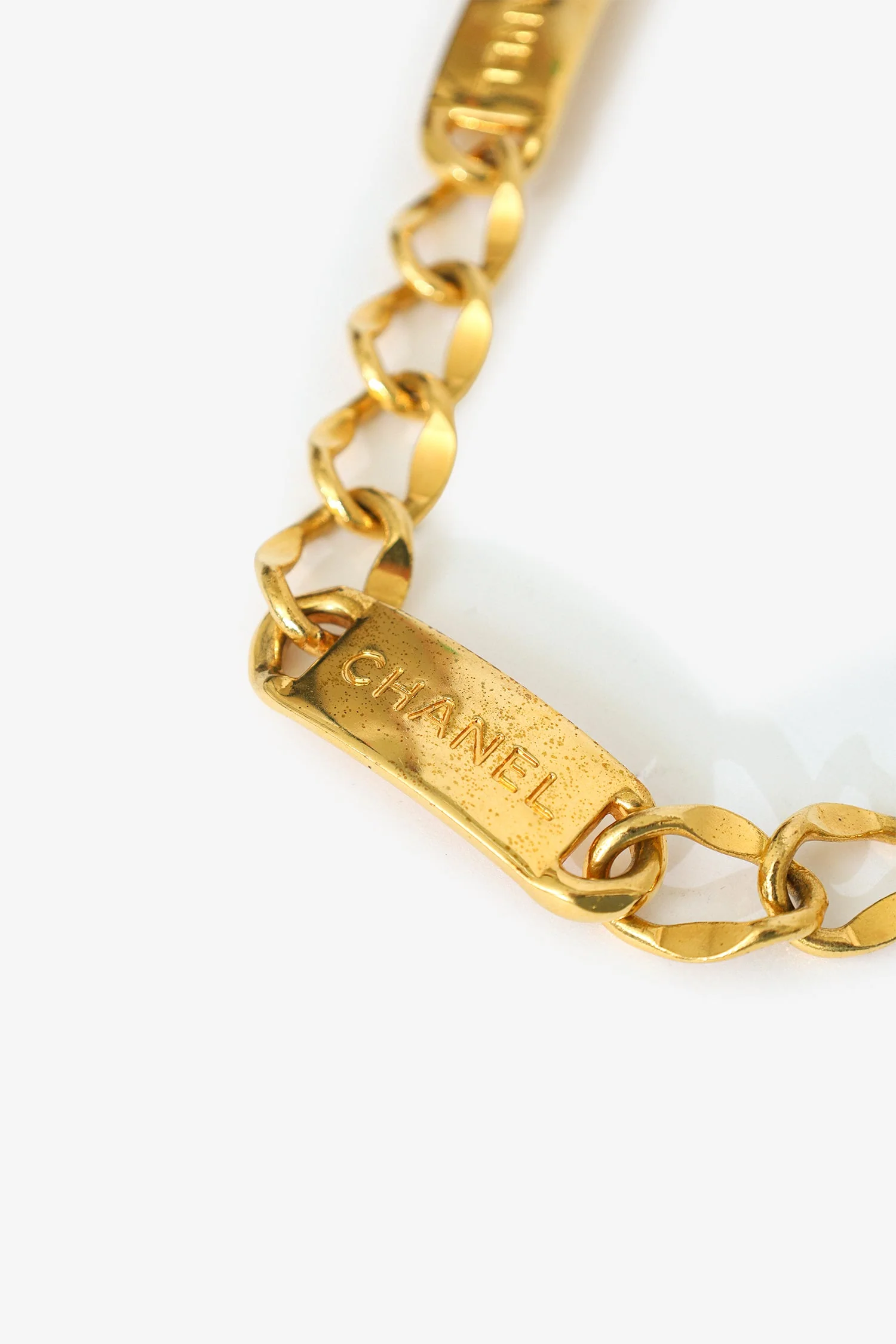 Pre-Loved Chanel™ Vintage Gold-tone 31 Le Cambon Logo Nameplate Necklace - Image 4