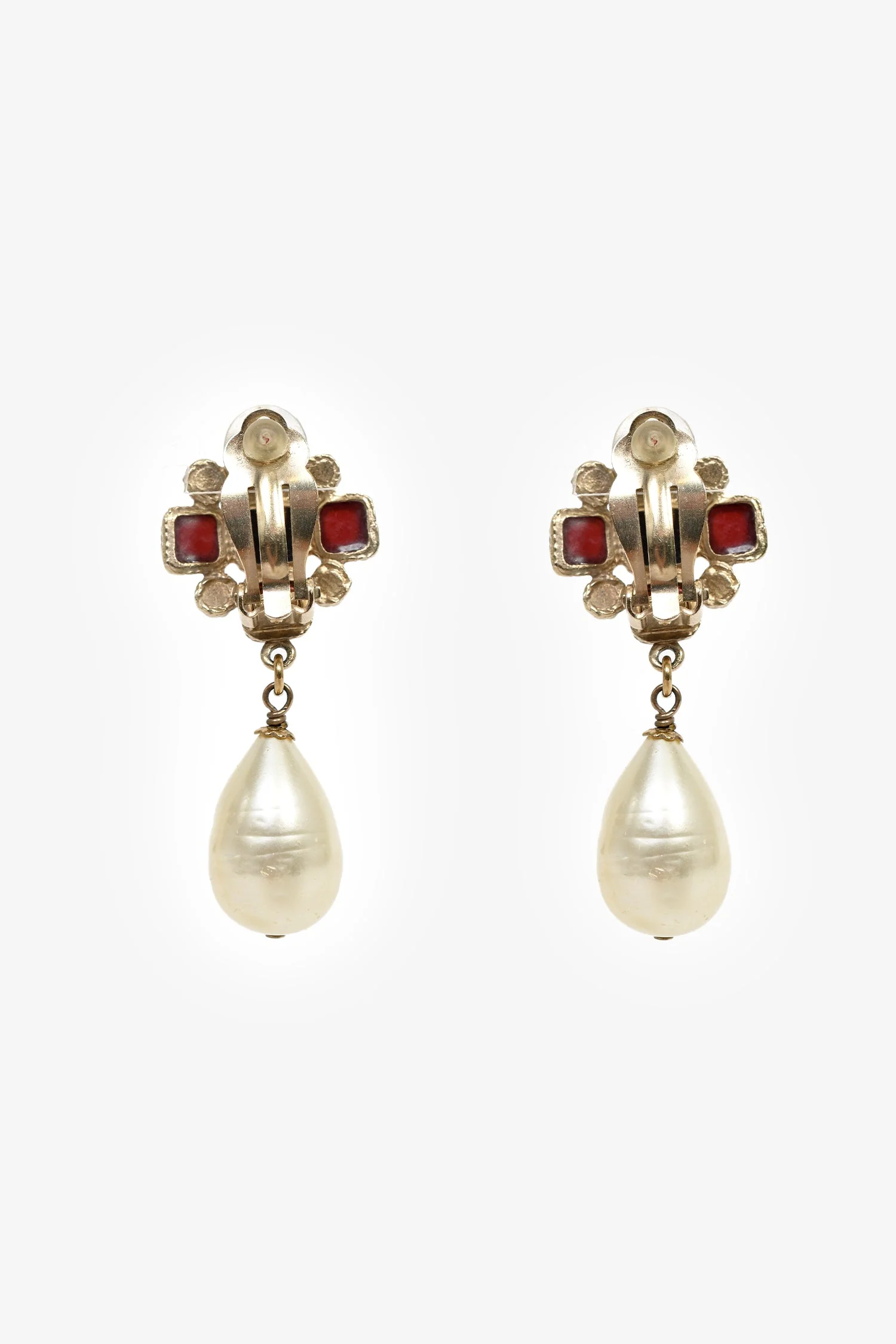 Pre-Loved Chanel™ Vintage Gold Tone Faux Pearl Drop Clip On Earrings - Image 2