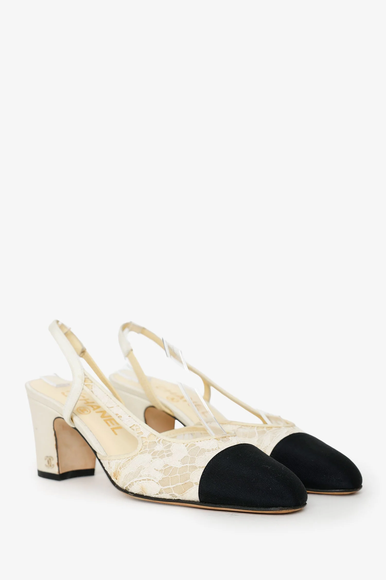 Pre-Loved Chanel™ White/Black Lace Cap Toe Slingback Sandals Size 36 - Image 2
