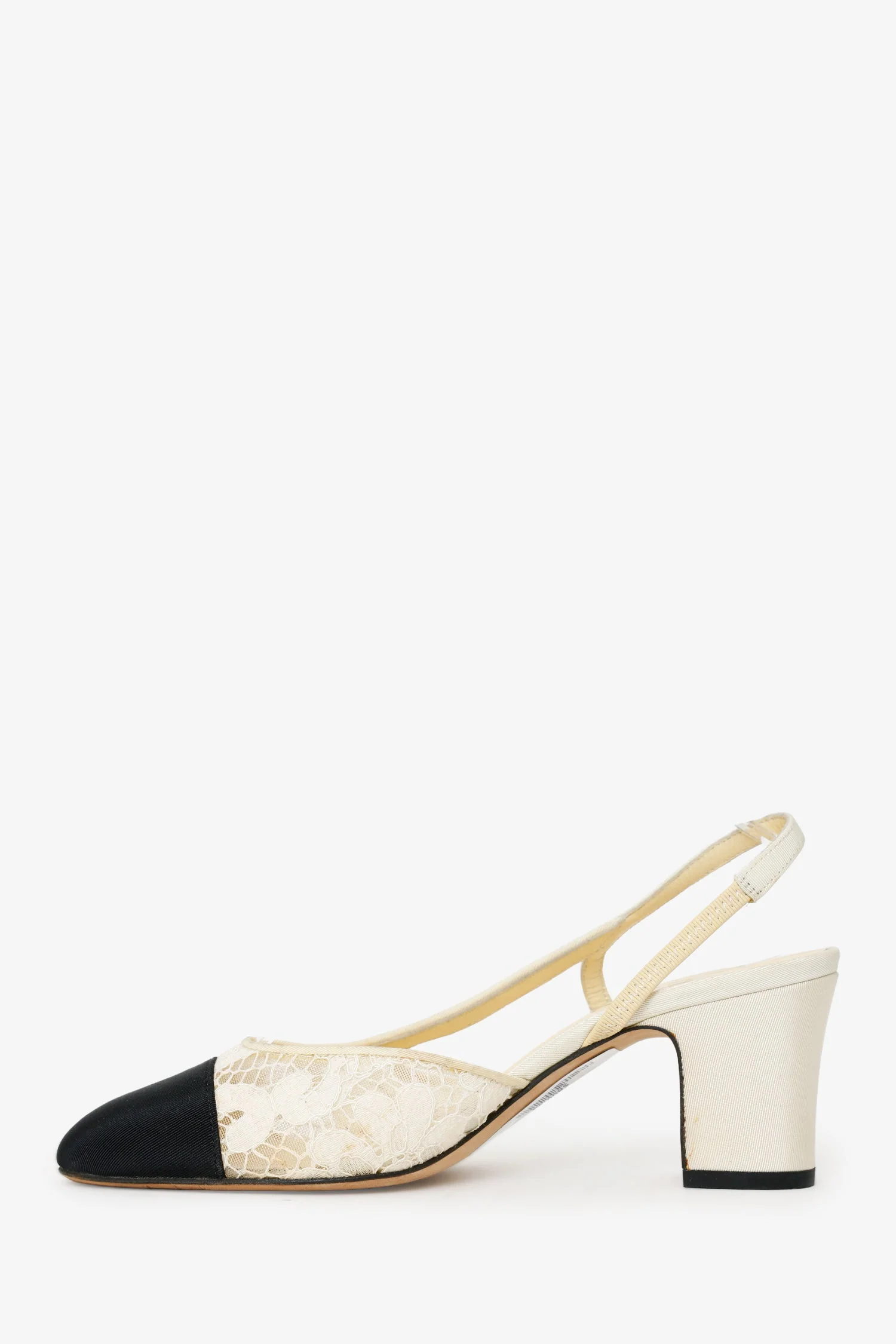 Pre-Loved Chanel™ White/Black Lace Cap Toe Slingback Sandals Size 36 - Image 4