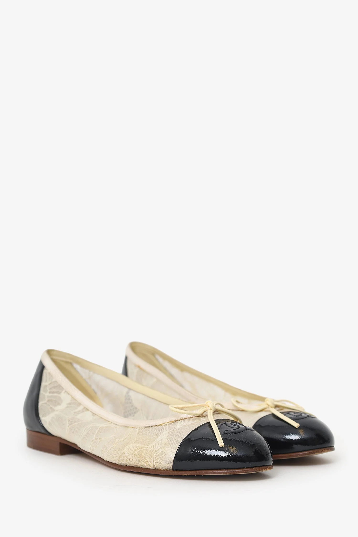 Pre-Loved Chanel™ White/Black Lace CC Cap Toe Ballet Flats Size 36 - Image 2