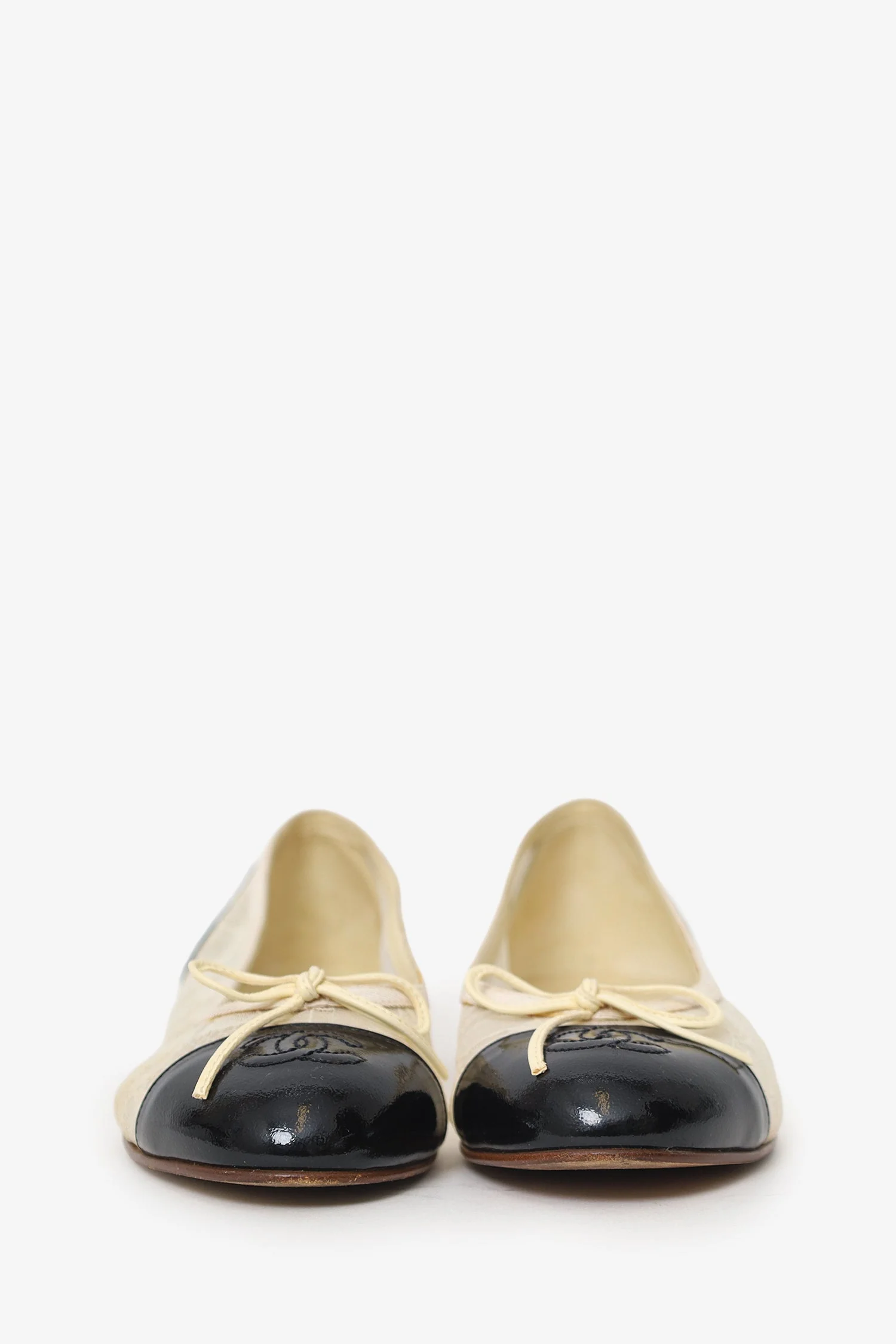 Pre-Loved Chanel™ White/Black Lace CC Cap Toe Ballet Flats Size 36 - Image 3