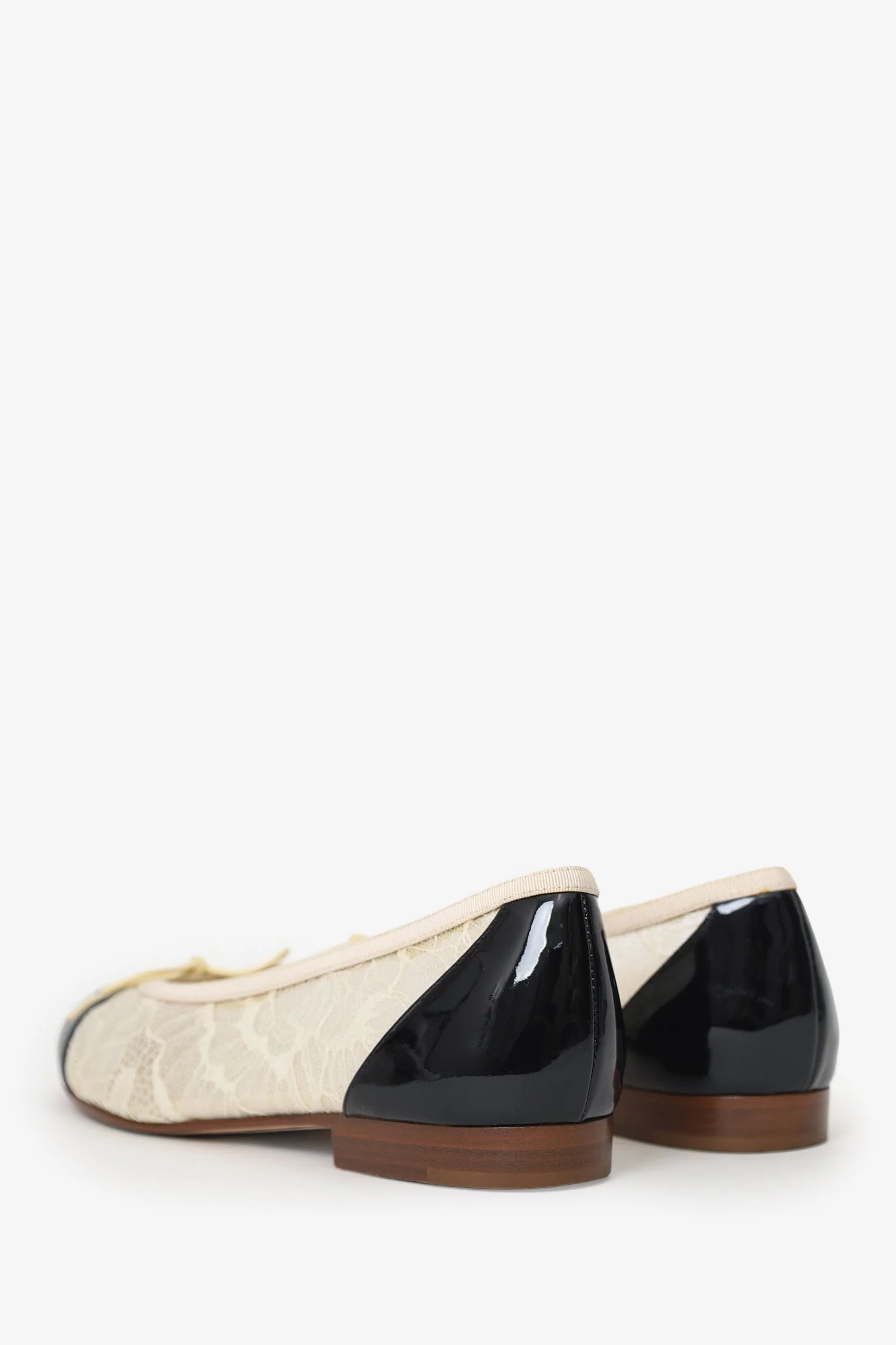 Pre-Loved Chanel™ White/Black Lace CC Cap Toe Ballet Flats Size 36 - Image 4