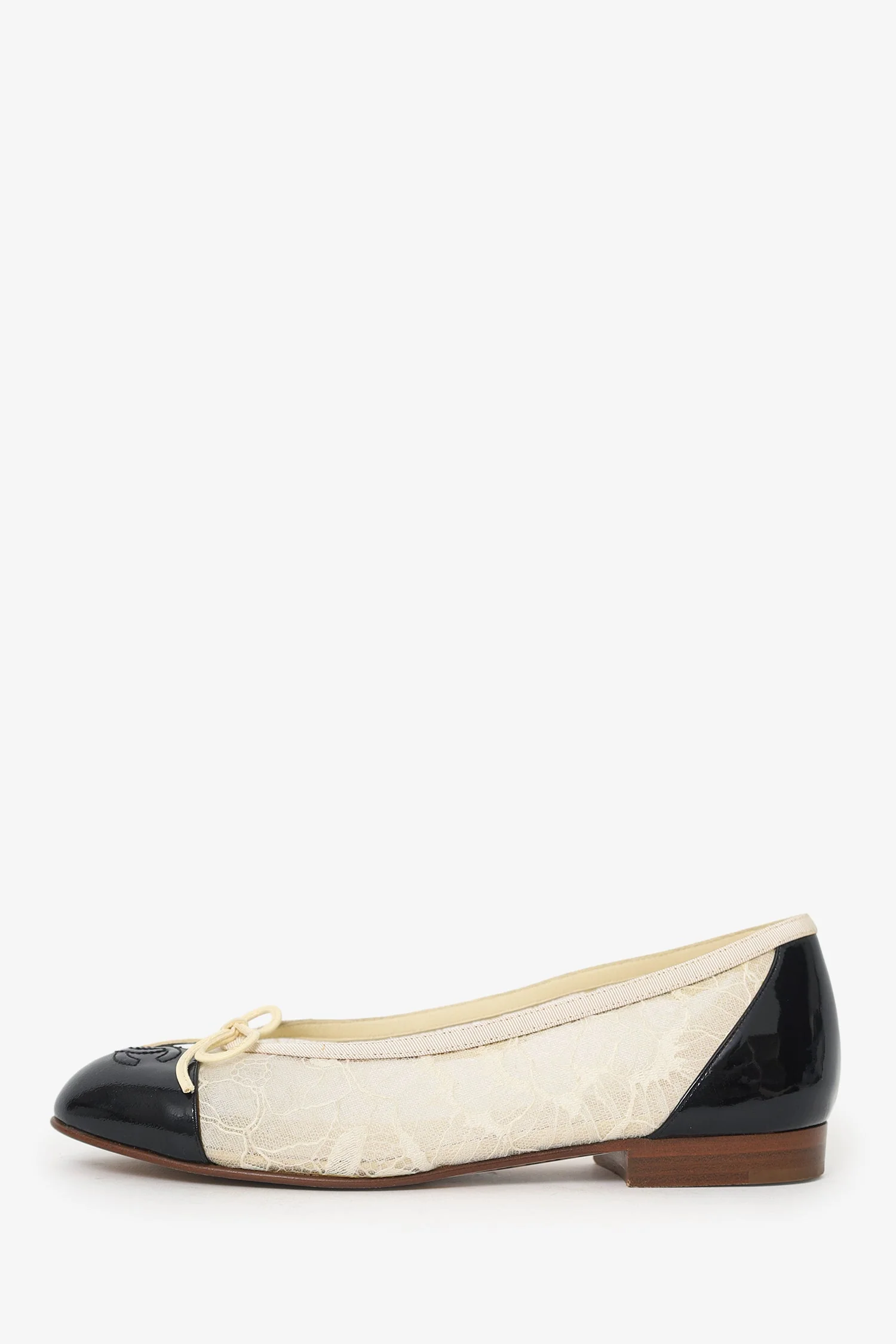 Pre-Loved Chanel™ White/Black Lace CC Cap Toe Ballet Flats Size 36 - Image 5