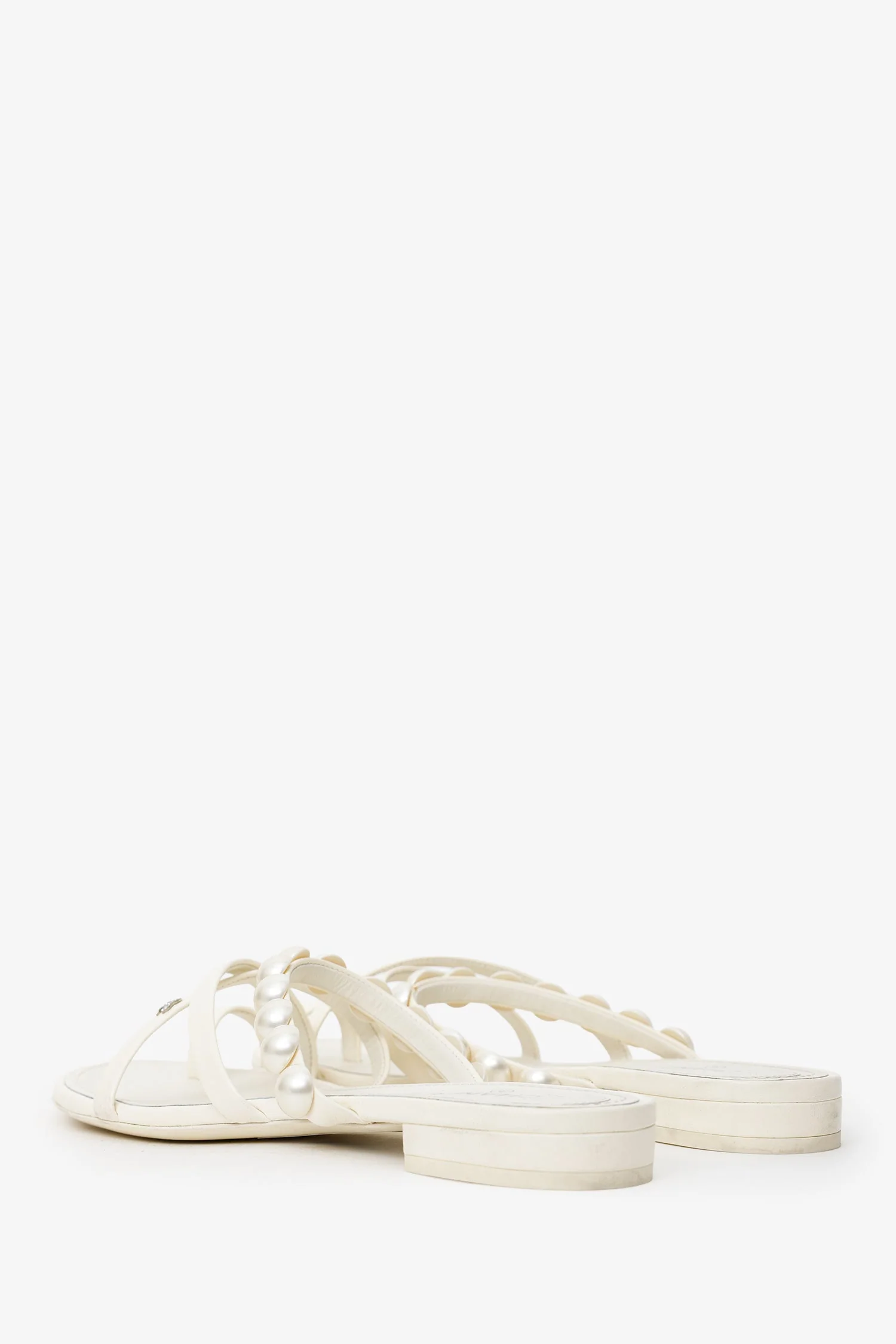 Pre-Loved Chanel™ White Leather Pearl CC Slides Size 38.5 - Image 4