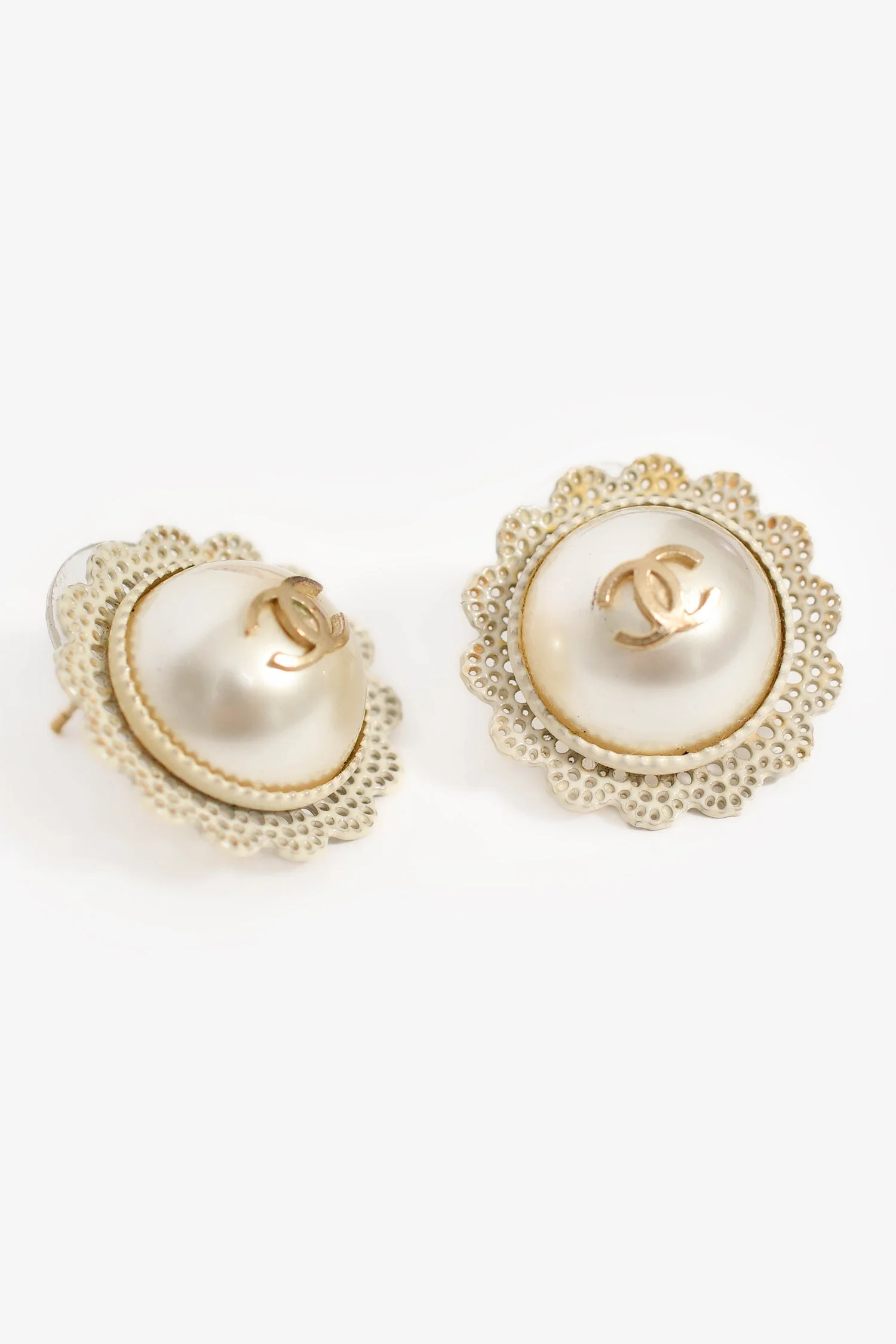Pre-Loved Chanel™ White Pearl Lace Flower CC Stud Earrings - Image 3