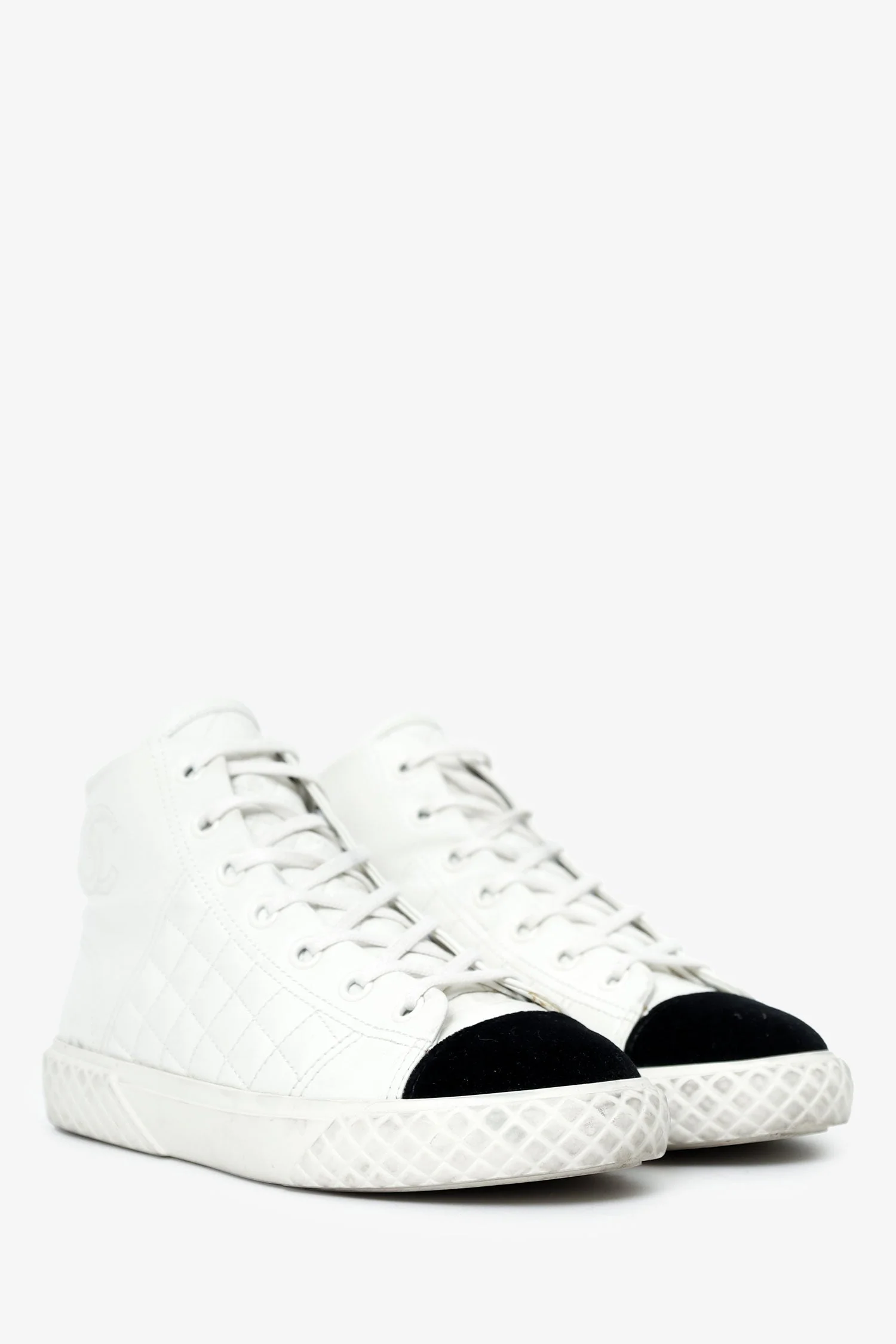 Pre-Loved Chanel™ White Quilted Leather CC Cap Toe High Top Sneaker Size 40 - Image 2