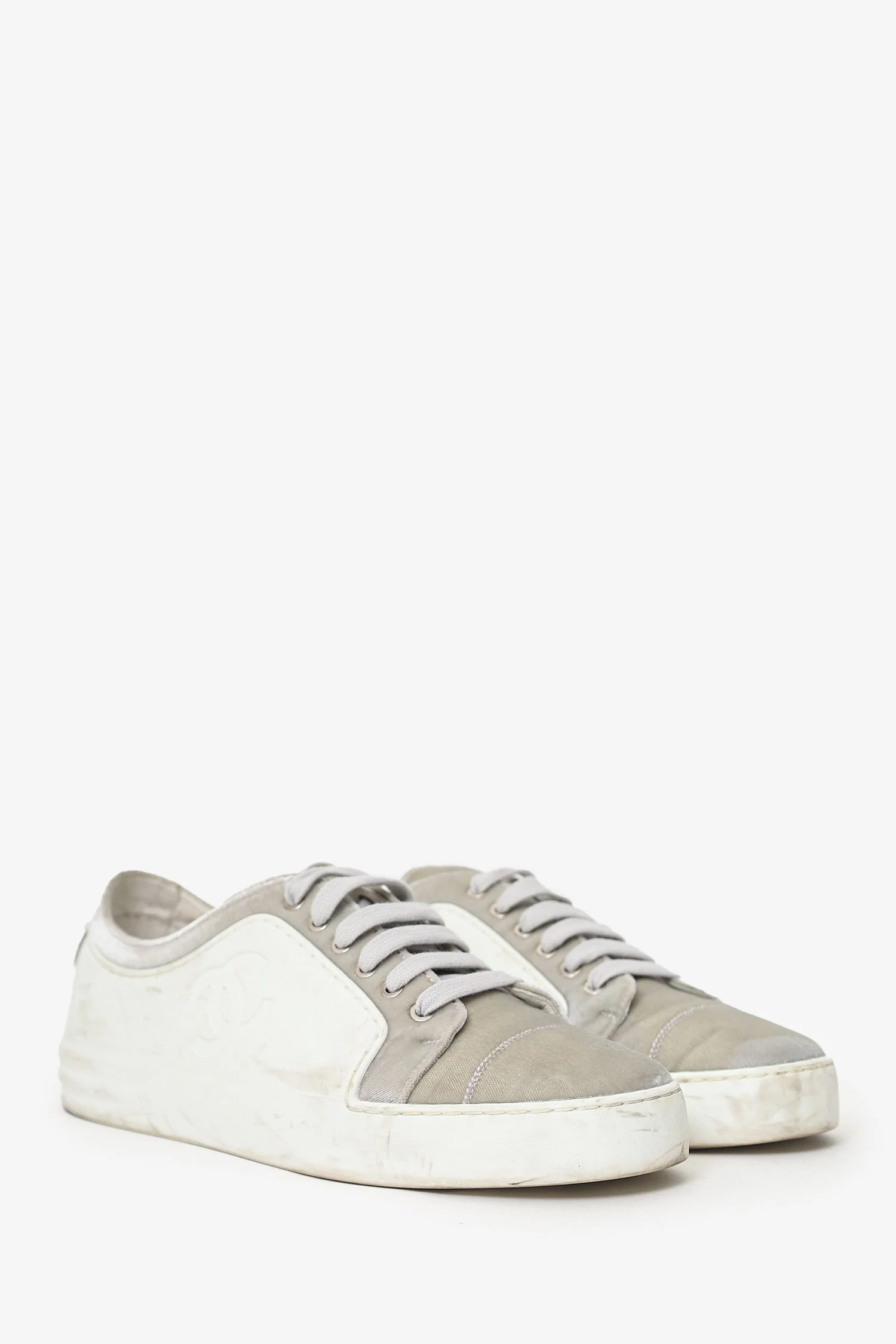 Pre-Loved Chanel™ White Velvet Calfskin CC Sneakers Size 38 - Image 2