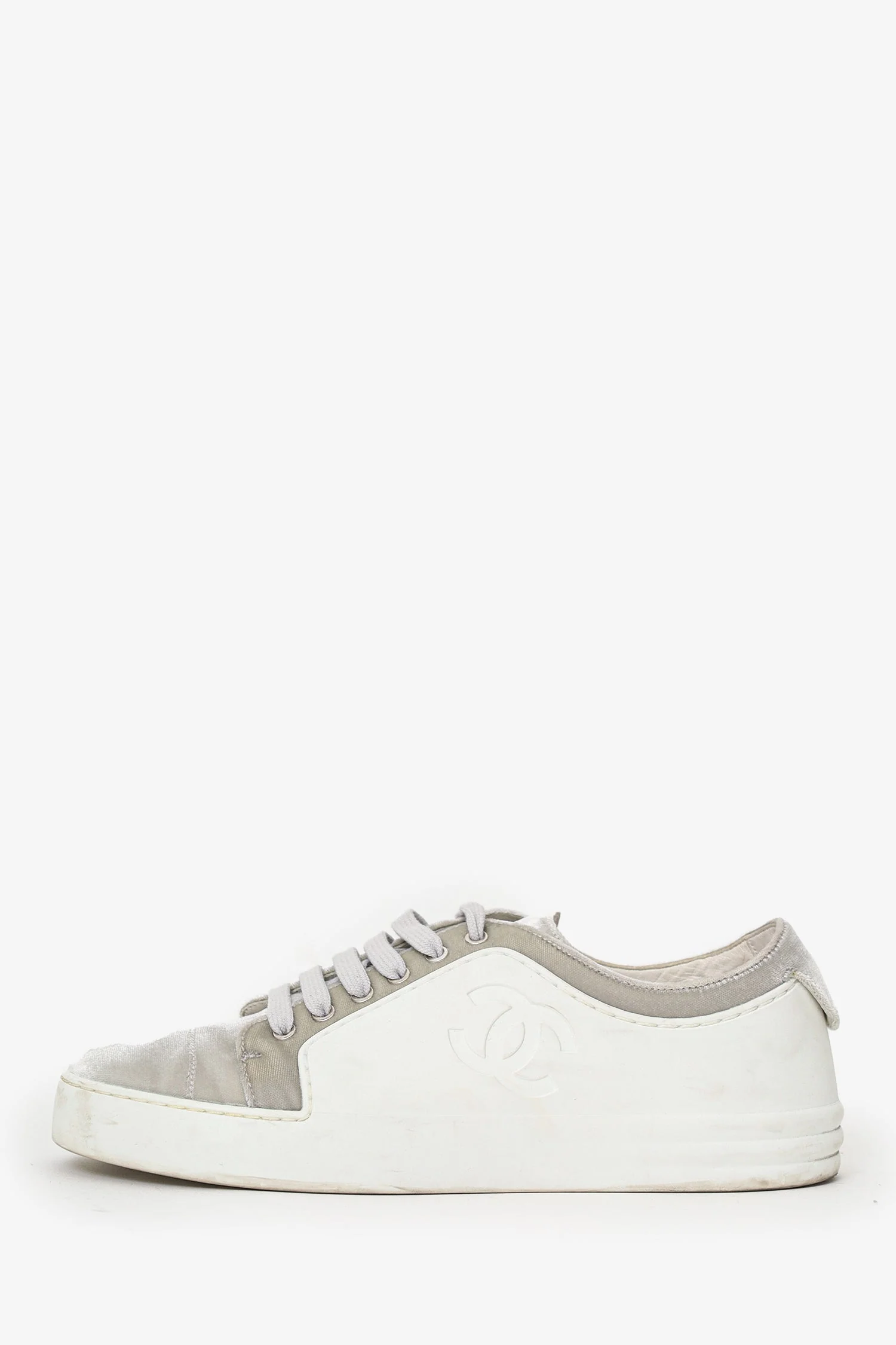Pre-Loved Chanel™ White Velvet Calfskin CC Sneakers Size 38 - Image 5