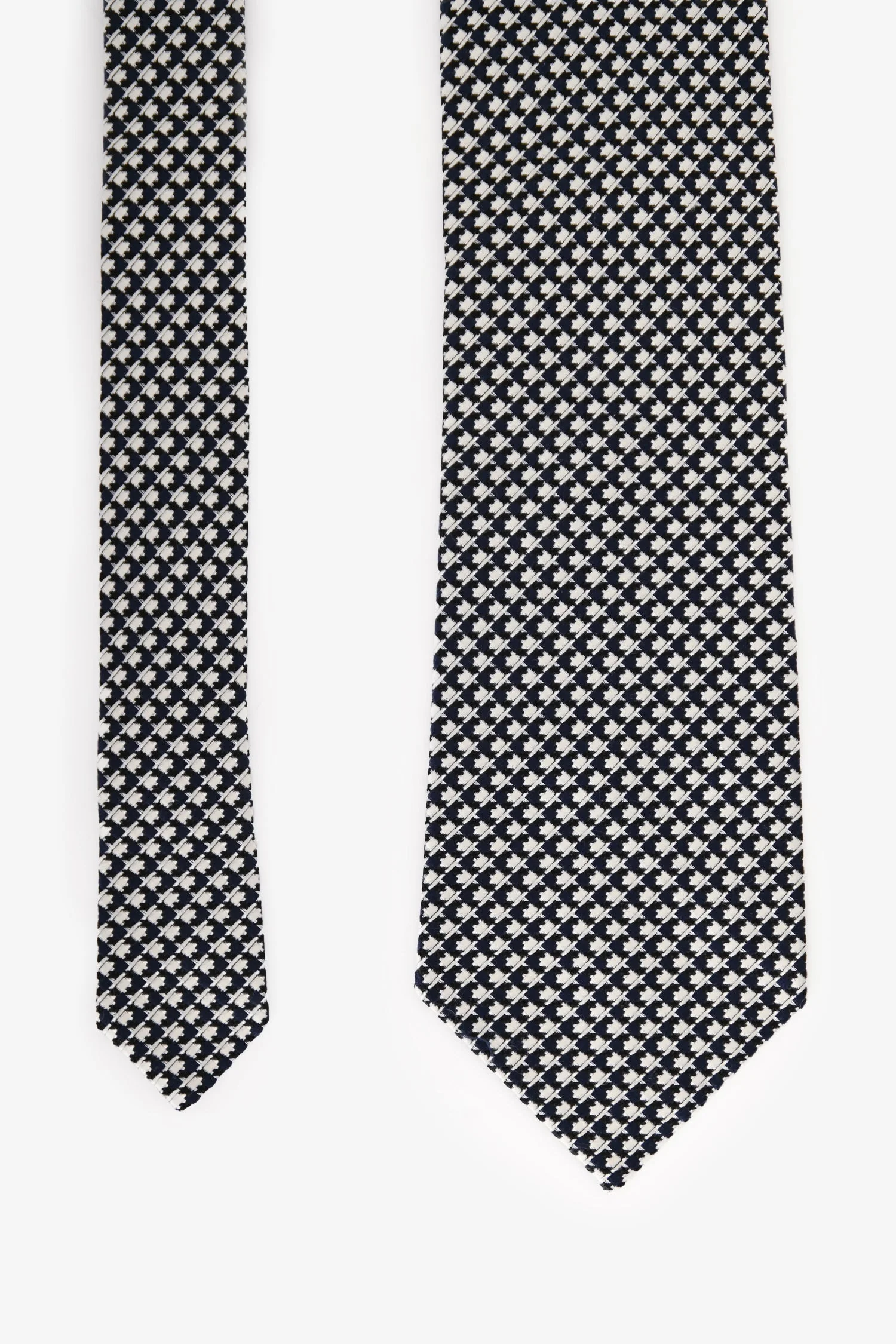 Tom Ford Navy/White Silk Patterned Neck Tie - Image 2